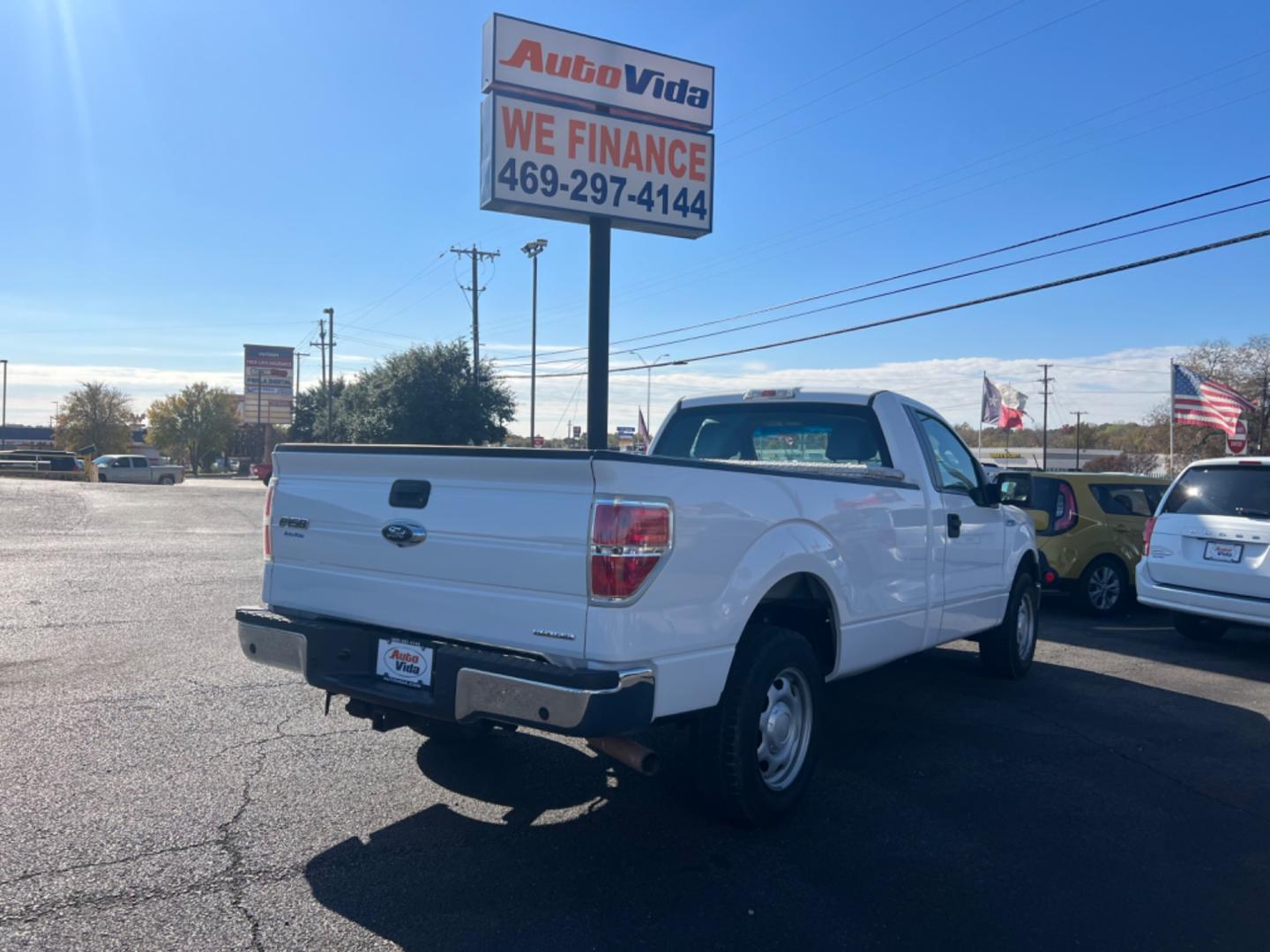 2014 WHITE Ford F-150 XLT 8-ft. Bed 2WD (1FTNF1CF6EK) with an 5.0L V8 OHV 16V engine, 6-Speed Automatic transmission, located at 420 I-35E, Lancaster, TX, 75146, (469) 297-4144, 32.593929, -96.823685 - Photo#4